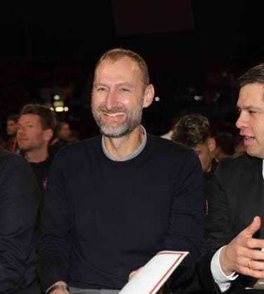 München, Deutschland 12. November 2023: Fussball, Herren, Saison 2023 2024, FC Bayern München, Jahreshauptversammlung, JHV, Rudi-Sedlmayer-Halle Jochen Sauer, Direktor Nachwuchsentwicklung (FC Bayern München), lachen, grinsen