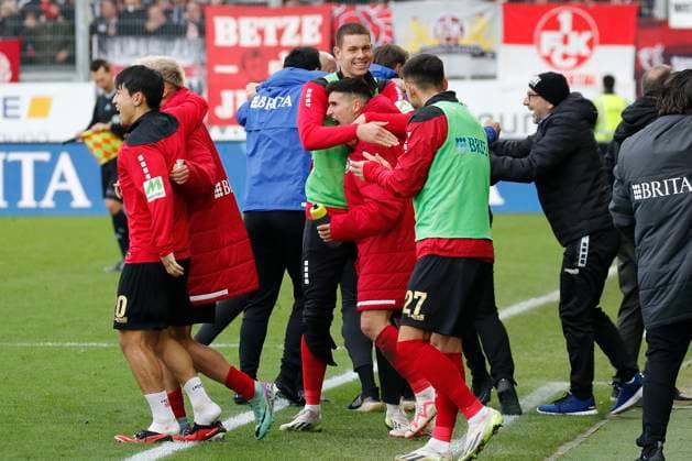 12.11.2023, xavx, Fussball 2.Bundesliga, SV Wehen Wiesbaden - 1.FC Kaiserslautern emspor, v.l. Robin Heußer (SV Wehen Wiesbaden) jubeln jubelt nach Spielende. (DFL DFB REGULATIONS PROHIBIT ANY USE OF PHOTOGRAPHS as IMAGE SEQUENCES and or QUASI-VIDEO) Wiesbaden