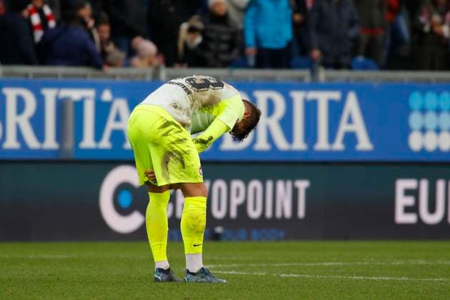 12.11.2023, xavx, Fussball 2.Bundesliga, SV Wehen Wiesbaden - 1.FC Kaiserslautern emspor, v.l. Jan Elvedi (1.FC Kaiserslautern) enttaeuscht, enttaeuscht schauend, dissapointed (DFL DFB REGULATIONS PROHIBIT ANY USE OF PHOTOGRAPHS as IMAGE SEQUENCES and or QUASI-VIDEO) Wiesbaden