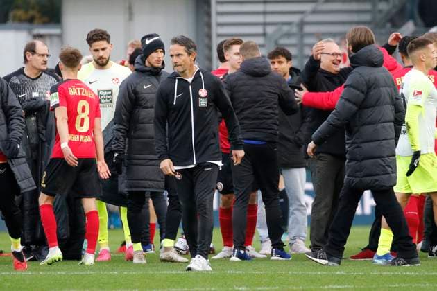 12.11.2023, xavx, Fussball 2.Bundesliga, SV Wehen Wiesbaden - 1.FC Kaiserslautern emspor, v.l. Trainer Dirk Schuster (1.FC Kaiserslautern) enttaeuscht, enttaeuscht schauend, dissapointed (DFL DFB REGULATIONS PROHIBIT ANY USE OF PHOTOGRAPHS as IMAGE SEQUENCES and or QUASI-VIDEO) Wiesbaden