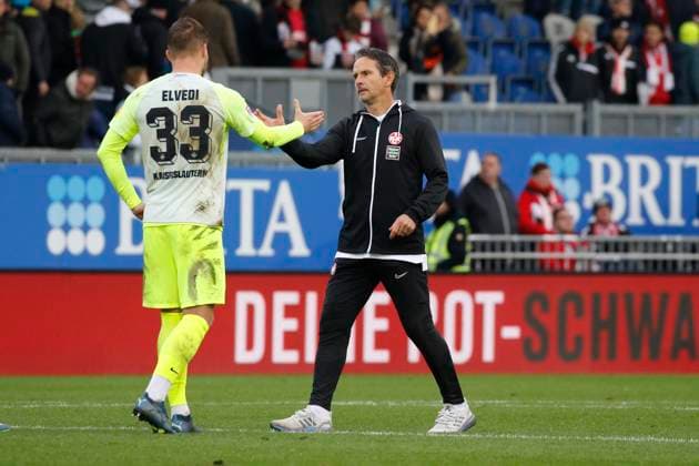 12.11.2023, xavx, Fussball 2.Bundesliga, SV Wehen Wiesbaden - 1.FC Kaiserslautern emspor, v.l. Jan Elvedi (1.FC Kaiserslautern), Trainer Dirk Schuster (1.FC Kaiserslautern) enttaeuscht, enttaeuscht schauend, dissapointed (DFL DFB REGULATIONS PROHIBIT ANY USE OF PHOTOGRAPHS as IMAGE SEQUENCES and or QUASI-VIDEO) Wiesbaden