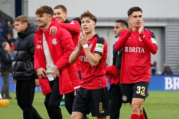 12.11.2023, xavx, Fussball 2.Bundesliga, SV Wehen Wiesbaden - 1.FC Kaiserslautern emspor, v.l. Nick Bätzner (SV Wehen Wiesbaden), John Iredale (SV Wehen Wiesbaden) jubeln jubelt nach Spielende. (DFL DFB REGULATIONS PROHIBIT ANY USE OF PHOTOGRAPHS as IMAGE SEQUENCES and or QUASI-VIDEO) Wiesbaden