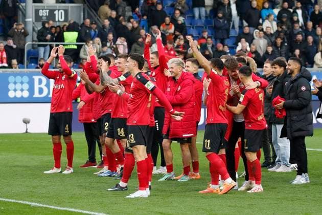 12.11.2023, xavx, Fussball 2.Bundesliga, SV Wehen Wiesbaden - 1.FC Kaiserslautern emspor, v.l. Spieler die Mannschaft des SV Wehen Wiesbaden jubeln jubelt nach Spielende. (DFL DFB REGULATIONS PROHIBIT ANY USE OF PHOTOGRAPHS as IMAGE SEQUENCES and or QUASI-VIDEO) Wiesbaden