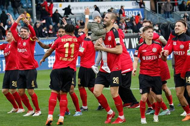 12.11.2023, xavx, Fussball 2.Bundesliga, SV Wehen Wiesbaden - 1.FC Kaiserslautern emspor, v.l. Spieler die Mannschaft des SV Wehen Wiesbaden jubeln jubelt nach Spielende. (DFL DFB REGULATIONS PROHIBIT ANY USE OF PHOTOGRAPHS as IMAGE SEQUENCES and or QUASI-VIDEO) Wiesbaden