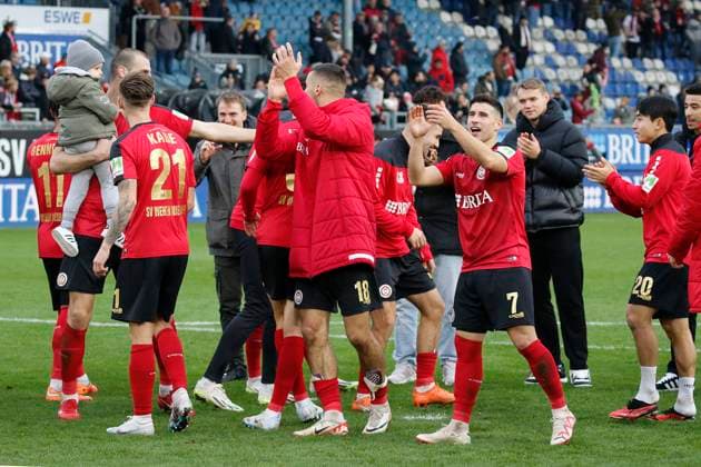 12.11.2023, xavx, Fussball 2.Bundesliga, SV Wehen Wiesbaden - 1.FC Kaiserslautern emspor, v.l. Spieler die Mannschaft des SV Wehen Wiesbaden jubeln jubelt nach Spielende. (DFL DFB REGULATIONS PROHIBIT ANY USE OF PHOTOGRAPHS as IMAGE SEQUENCES and or QUASI-VIDEO) Wiesbaden