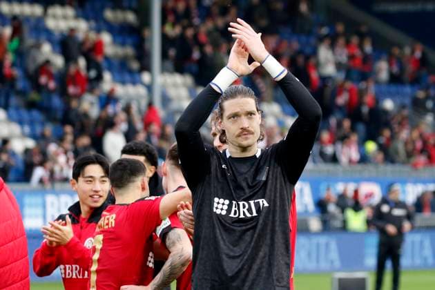 12.11.2023, xavx, Fussball 2.Bundesliga, SV Wehen Wiesbaden - 1.FC Kaiserslautern emspor, v.l. Torwart Florian Stritzel (SV Wehen Wiesbaden) jubeln jubelt nach Spielende. (DFL DFB REGULATIONS PROHIBIT ANY USE OF PHOTOGRAPHS as IMAGE SEQUENCES and or QUASI-VIDEO) Wiesbaden