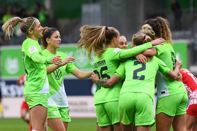 Sport Themen der Woche KW45 Sport Bilder des Tages Fußball I Frauen I Saison 2023-2024 I 7. Spieltag I VfL Wolfsburg - SC Freiburg I 12.11.2023 Torjubel bei den Wölfinnen nach dem Tor von Lena Lattwein (8, VfL Wolfsburg), v.l.n.r. Kathrin Hendrich (4, VfL Wolfsburg), Chantal Hagel (7, VfL Wolfsburg), Vivien Endemann (25, VfL Wolfsburg), Ewa Pajor (9, VfL Wolfsburg), Lynn Wilms (2, VfL Wolfsburg), Lena Lattwein (8, VfL Wolfsburg) und Fenna Kalma (19, VfL Wolfsburg) Wolfsburg AOK Stadion Niedersachsen Deutschland *** Soccer I Women I Season 2023 2024 I Matchday 7 I VfL Wolfsburg SC Freiburg I 12 11 2023 The Wolves celebrate after Lena Lattweins goal 8, VfL Wolfsburg , f l n r Kathrin Hendrich 4, VfL Wolfsburg , Chantal Hagel 7, VfL Wolfsburg , Vivien Endemann 25, VfL Wolfsburg , Ewa Pajor 9, VfL Wolfsburg , Lynn Wilms 2, VfL Wolfsburg , Lena Lattwein 8, VfL Wolfsburg and Fenna Kalma 19, VfL Wolfsburg Wolfsburg AOK Stadion Niedersachsen Germany Copyright: xLobeca InesxHähnelx