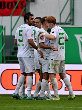 12.11.2023 - Fussball - Saison 2023 2024 - 2. Fussball - Bundesliga - 13. Spieltag: SpVgg Greuther Fürth ( Kleeblatt ) - Fortuna Düsseldorf F95 - Sportfoto Zink MeZi - xmexzix - DFL regulations prohibit any use of photographs as image sequences and or quasi-video - only for editorial use - Jubel Freude nach Spielende Oussama Haddadi (5, SpVgg Greuther Fürth ) Maximilian Solomon Dietz (33, SpVgg Greuther Fürth ) Simon Asta (2, SpVgg Greuther Fürth ) Robert Wagner (22, SpVgg Greuther Fürth )