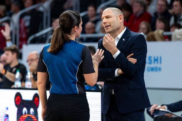 Danjana Rey (Schiedsrichter), Oren Amiel (Bamberg Baskets, Trainer), Bamberg Baskets vs. MHP RIESEN Ludwigsburg, Basketball, easyCredit BBL, 7. Spieltag, 12.11.2023 Bamberg Baskets vs. MHP RIESEN Ludwigsburg, Basketball, easyCredit BBL, 7. Spieltag, 12.11.2023 Bamberg Copyright: xEibner-Pressefoto G.xSantemizx EP_EER