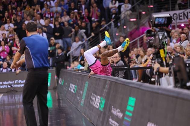 Sport Bilder des Tages Fliegt über die Bande: Savion Flagg Telekom Baskets Bonn vs. FC Bayern München 7. Spieltag Saison 2023 2024