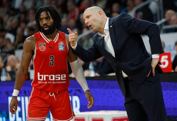 v. li. Malik Johnson (Bamberg Baskets, 3) und Head-Coach Oren Amiel (Bamberg Baskets), 12.11.2023, Basketball, BBL, Bamberg Baskets - MHP Riesen Ludwigsburg, GER, Bamberg, Brose Arena, DFL REGULATIONS PROHIBIT ANY USE OF PHOTOGRAPHS AS IMAGE SEQUENCES AND OR QUASI-VIDEO. Copyright: HMBxMedia xHeikoxBecker