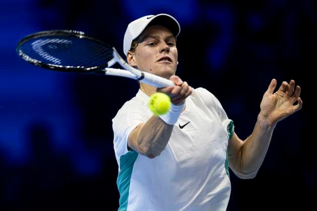 Nitto ATP, Tennis Herren Finals - Day One Jannik Sinner of Italy plays a forehand during the singles match against Stefanos Tsitsipas of Greece during day one of the Nitto ATP Finals. Jannik Sinner won the match 6-4, 6-4. Turin Italy Copyright: xNicolòxCampox