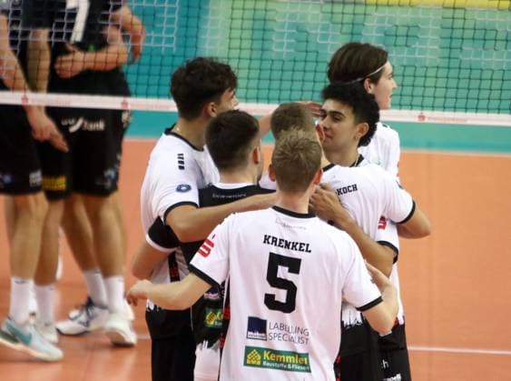 Hachinger Freude ueber Punktgewinn, He Bundesliga 23 24, TSV Haching Muenchen vs Baden Volleys Karlsruhe, Geothermie Arena Unterhaching, 12.11.23 Copyright: WolfgangxFehrmann