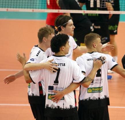Hachinger Freude ueber Punktgewinn, He Bundesliga 23 24, TSV Haching Muenchen vs Baden Volleys Karlsruhe, Geothermie Arena Unterhaching, 12.11.23 Copyright: WolfgangxFehrmann
