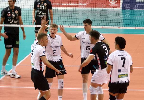 Hachinger Freude ueber Punktgewinn, He Bundesliga 23 24, TSV Haching Muenchen vs Baden Volleys Karlsruhe, Geothermie Arena Unterhaching, 12.11.23 Copyright: WolfgangxFehrmann