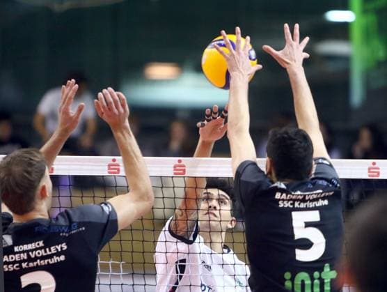 von links Austin MATAUTIA (Haching), Philipp SCHUMANN (Karlsruhe), He Bundesliga 23 24, TSV Haching Muenchen vs Baden Volleys Karlsruhe, Geothermie Arena Unterhaching, 12.11.23 Copyright: WolfgangxFehrmann