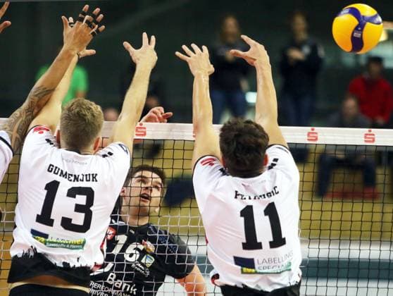 in der Mitte Alexander BENZ (Karlsruhe), He Bundesliga 23 24, TSV Haching Muenchen vs Baden Volleys Karlsruhe, Geothermie Arena Unterhaching, 12.11.23 Copyright: WolfgangxFehrmann