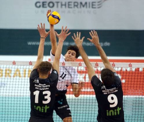 von links in der Mitte Juro PETRUSIC (Haching), He Bundesliga 23 24, TSV Haching Muenchen vs Baden Volleys Karlsruhe, Geothermie Arena Unterhaching, 12.11.23 Copyright: WolfgangxFehrmann