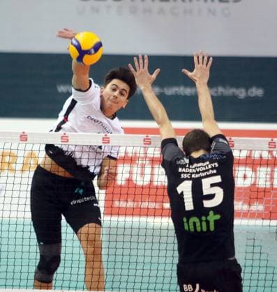 von links Juro PETRUSIC (Haching), Jens SANDMEIER (Karlsruhe), He Bundesliga 23 24, TSV Haching Muenchen vs Baden Volleys Karlsruhe, Geothermie Arena Unterhaching, 12.11.23 Copyright: WolfgangxFehrmann