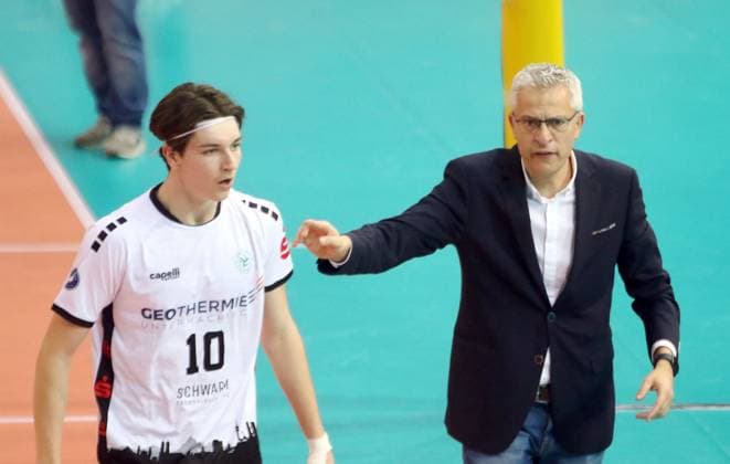 von links Daniel GUENTHER (Haching), coach Mircea DUDAS (Haching), He Bundesliga 23 24, TSV Haching Muenchen vs Baden Volleys Karlsruhe, Geothermie Arena Unterhaching, 12.11.23 Copyright: WolfgangxFehrmann