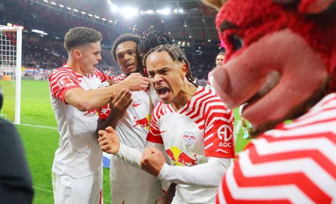 Bilder des Jahres 2023, Sport 11 November Sport Themen der Woche KW45 Sport Bilder des Tages RB Leipzig - Freiburg Bundesliga Leipzig, 12.11.2023, Red Bull Arena, Fussball, Bundesliga, Spieltag 11 , RB LEIPZIG vs. SC FREIBURG , Tor für Leipzig zum 2:1. Im Bild v.l.: Christoph Baumgartner (14, RB Leipzig), Torschütze Lois Openda (17, RB Leipzig) und Xavi Simons (RB Leipzig), Torjubel , *** RB Leipzig Freiburg Bundesliga Leipzig, 12 11 2023, Red Bull Arena, Football, Bundesliga, Matchday 11 , RB LEIPZIG vs SC FREIBURG , Goal for Leipzig to 2 1 In the picture from l Christoph Baumgartner 14, RB Leipzig , Goalscorer Lois Openda 17, RB Leipzig and Xavi Simons RB Leipzig , Goal celebration , Picture Point