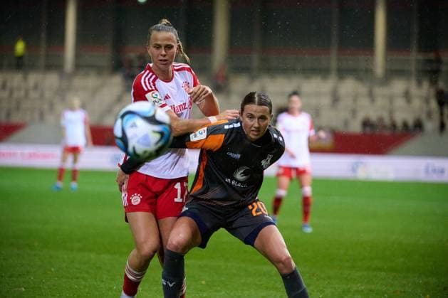 Sport Themen der Woche KW45 Sport Bilder des Tages 2023 24 BL Frauen FC Bayern München Frauen vs MSV Duisburg 7. Spieltag am 12.11.2023 in München FC Bayern Campus, BÜHL Klara (FC Bayern 17), HESS Alexandria Loy (MSV Duisburg 20), sportworld München FC Bayern Campus Bayern Deutschland *** 2023 24 BL Women FC Bayern Munich Women vs MSV Duisburg 7 Matchday on 12 11 2023 in Munich FC Bayern Campus, BÜHL Klara FC Bayern 17 , HESS Alexandria Loy MSV Duisburg 20 , sportworld Munich FC Bayern Campus Bayern Germany