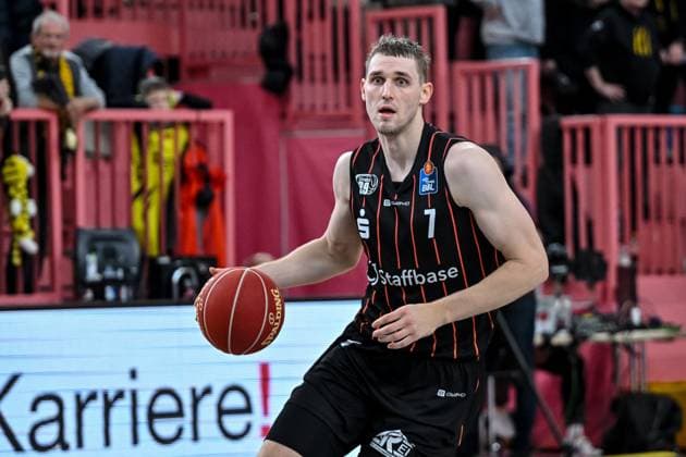 12.11.2023, Paul Horn Arena, Germany, Tuebingen, Tigers Tuebingen vs Niners Chemnitz - Basketball Bundesliga, Jonas Richter (Niners Chemnitz) in Aktion, am Ball, Einzelaktion (Foto H. Langer) Paul Horn Arena Tuebingen Germany