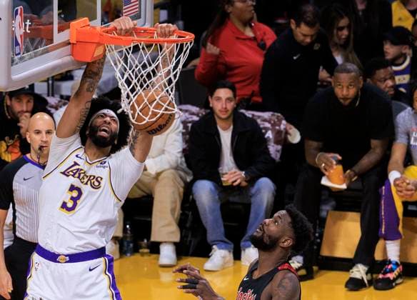 Sport Themen der Woche KW45 Sport Bilder des Tages November 12, 2023, Los Angeles, California, USA: Anthony Davis 3 of the Los Angeles Lakers dunks the ball during their regular season game against the Portland Trail Blazers on Sunday November 12, 2023 at Crypto.com Arena in Los Angeles, California as LeBron James 23 watches from the bench. JAVIER ROJAS PI Los Angeles USA - ZUMAp124 20231112_zaa_p124_036 Copyright: xJavierxRojasx