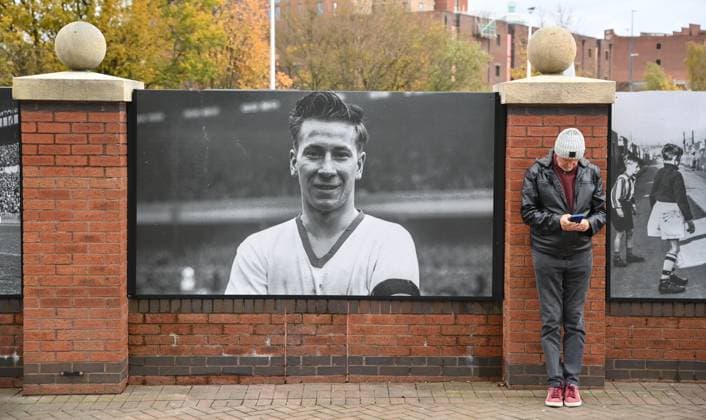 Sport Themen der Woche KW46 Sport Bilder des Tages Manchester, England, 13th November 2023: Fans gather outside Old Trafford to pay their respects at the funeral of Sir Bobby Charlton at Manchester Cathedral, Manchester: Picture credit should read: Sportimage EDITORIAL USE ONLY. No use with unauthorised audio, video, data, fixture lists, club league logos or live services. Online in-match use limited to 120 images, no video emulation. No use in betting, games or single club league player publications. SPI-2732-0003