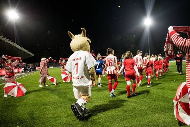 GOOGLE Pixel Frauen-Bundesliga: 1. FC Koeln - TSG Hoffenheim; 13.11.2023 Einlauf der Mannschaften, die Deutzer Clowns stehen Spalier GOOGLE Pixel Frauen-Bundesliga: 1. FC Koeln - TSG Hoffenheim, Koeln, Franz-Kremer-Stadion DFB REGULATIONS PROHIBIT ANY USE OF PHOTOGRAPHS AS IMAGE SEQUENCES AND OR QUASI-VIDEO. Copyright: xBEAUTIFULxSPORTS Wunderlx