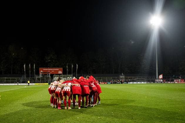 GOOGLE Pixel Frauen-Bundesliga: 1. FC Koeln - TSG Hoffenheim; 13.11.2023 Teamkreis des 1. FC Koeln vor Spielbeginn GOOGLE Pixel Frauen-Bundesliga: 1. FC Koeln - TSG Hoffenheim, Koeln, Franz-Kremer-Stadion DFB REGULATIONS PROHIBIT ANY USE OF PHOTOGRAPHS AS IMAGE SEQUENCES AND OR QUASI-VIDEO. Copyright: xBEAUTIFULxSPORTS Wunderlx