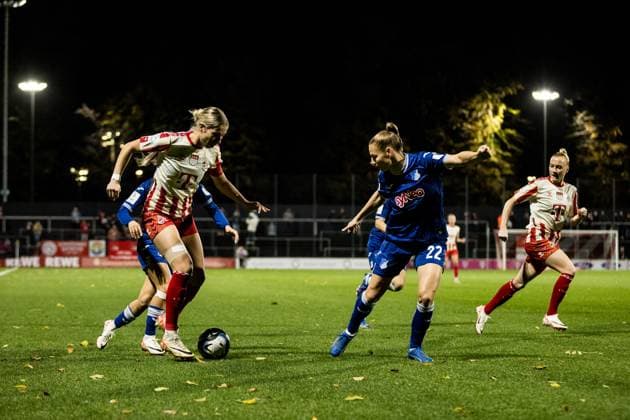 GOOGLE Pixel Frauen-Bundesliga: 1. FC Koeln - TSG Hoffenheim; 13.11.2023 Zweikampf Ereleta Memeti (TSG Hoffenheim, 07), Sharon Beck (1. FC Koeln, 10), Sarai Linder (TSG Hoffenheim, 22) GOOGLE Pixel Frauen-Bundesliga: 1. FC Koeln - TSG Hoffenheim, Koeln, Franz-Kremer-Stadion DFB REGULATIONS PROHIBIT ANY USE OF PHOTOGRAPHS AS IMAGE SEQUENCES AND OR QUASI-VIDEO. Copyright: xBEAUTIFULxSPORTS Wunderlx