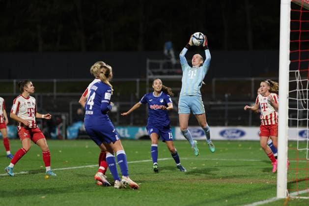 Google Pixel Frauen-Bundesliga 2023-2024, 1. FC Köln - TSG Hoffenheim Jasmin Pal (FC, 1) fängt den Ball sicher Köln Franz-Kremer-Stadion Nordrhein-Westfalen Deutschland