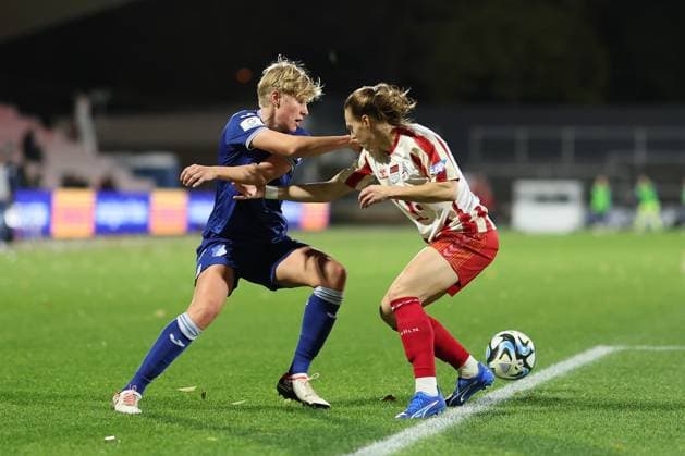 Google Pixel Frauen-Bundesliga 2023-2024, 1. FC Köln - TSG Hoffenheim Paulina Krumbiegel (TSG, 8) im Zweikampf an der Strafraumgrenze Köln Franz-Kremer-Stadion Nordrhein-Westfalen Deutschland