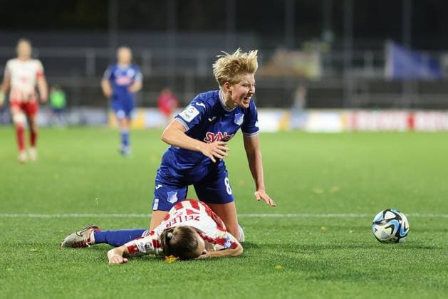 Google Pixel Frauen-Bundesliga 2023-2024, 1. FC Köln - TSG Hoffenheim Foul an Paulina Krumbiegel (TSG, 8) im Strafraum wird nicht geahndet Köln Franz-Kremer-Stadion Nordrhein-Westfalen Deutschland
