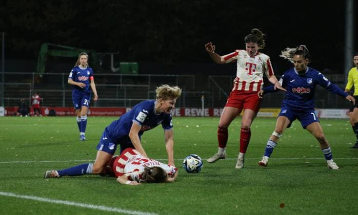 Sport Bilder des Tages 13.11.2023, xgrfx, Fussball 1.Bundesliga Damen, 1. FC Köln - TSG Hoffenheim emspor, v.l. Paulina Krumbiegel (TSG Hoffenheim), Dora Zeller (1.FC Köln) (DFL DFB REGULATIONS PROHIBIT ANY USE OF PHOTOGRAPHS as IMAGE SEQUENCES and or QUASI-VIDEO) Köln
