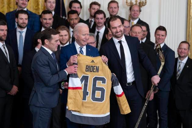 Bilder des Jahres 2023, Sport 11 November Sport Themen der Woche KW46 Sport Bilder des Tages November 13, 2023, Washington, District of Columbia, USA: United States President Joe Biden receives a team jersey and a gold plated hockey stick from George McPhee, President of Hockey Operations and Captain Mark Stone during a ceremony welcoming the Vegas Golden Knights to the White House in Washington, DC, to celebrate their 2023 Stanley Cup victory on Monday, November 13, 2023 Washington USA - ZUMAs152 0340109805st Copyright: xChrisxKleponisx