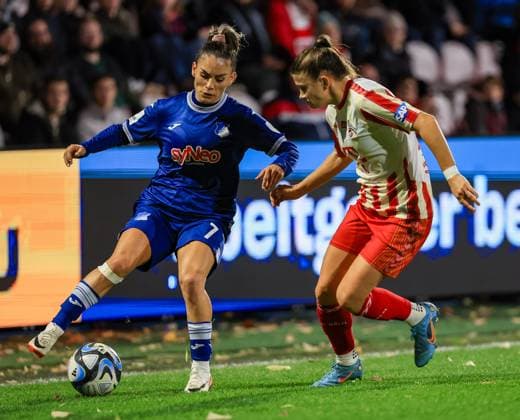 Google Pixel Frauen-Bundesliga 2023-2024, 1. FC Köln - TSG Hoffenheim Ereleta Memeti (TSG, 7) gegen Martyna Wiankowska (FC, 26) Köln Franz-Kremer-Stadion Nordrhein-Westfalen Deutschland