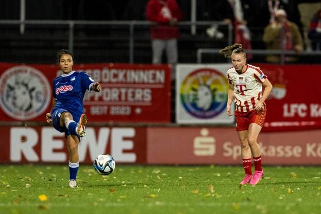 GOOGLE Pixel Frauen-Bundesliga: 1. FC Koeln - TSG Hoffenheim; 13.11.2023 Gia Corley (TSG Hoffenheim, 10), Laura Donhauser (1. FC Koeln, 25) GOOGLE Pixel Frauen-Bundesliga: 1. FC Koeln - TSG Hoffenheim, Koeln, Franz-Kremer-Stadion DFB REGULATIONS PROHIBIT ANY USE OF PHOTOGRAPHS AS IMAGE SEQUENCES AND OR QUASI-VIDEO. Copyright: xBEAUTIFULxSPORTS Wunderlx