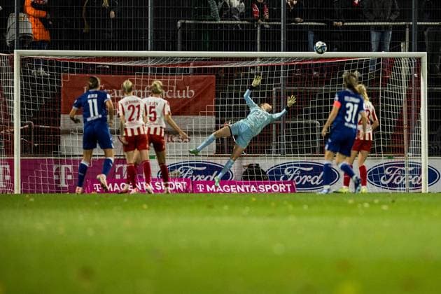 GOOGLE Pixel Frauen-Bundesliga: 1. FC Koeln - TSG Hoffenheim; 13.11.2023 Jasmin Pal (1. FC Koeln, 1) haelt GOOGLE Pixel Frauen-Bundesliga: 1. FC Koeln - TSG Hoffenheim, Koeln, Franz-Kremer-Stadion DFB REGULATIONS PROHIBIT ANY USE OF PHOTOGRAPHS AS IMAGE SEQUENCES AND OR QUASI-VIDEO. Copyright: xBEAUTIFULxSPORTS Wunderlx