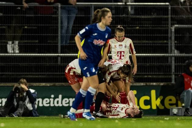 GOOGLE Pixel Frauen-Bundesliga: 1. FC Koeln - TSG Hoffenheim; 13.11.2023 Adriana Achcinska (1. FC Koeln, 9) muss behandelt werden GOOGLE Pixel Frauen-Bundesliga: 1. FC Koeln - TSG Hoffenheim, Koeln, Franz-Kremer-Stadion DFB REGULATIONS PROHIBIT ANY USE OF PHOTOGRAPHS AS IMAGE SEQUENCES AND OR QUASI-VIDEO. Copyright: xBEAUTIFULxSPORTS Wunderlx