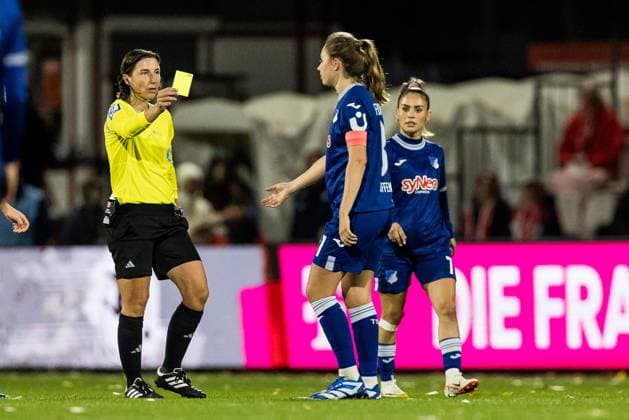 GOOGLE Pixel Frauen-Bundesliga: 1. FC Koeln - TSG Hoffenheim; 13.11.2023 Gelb fuer Jana Feldkamp (TSG Hoffenheim, 31) GOOGLE Pixel Frauen-Bundesliga: 1. FC Koeln - TSG Hoffenheim, Koeln, Franz-Kremer-Stadion DFB REGULATIONS PROHIBIT ANY USE OF PHOTOGRAPHS AS IMAGE SEQUENCES AND OR QUASI-VIDEO. Copyright: xBEAUTIFULxSPORTS Wunderlx