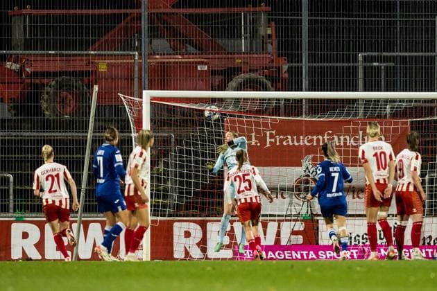 GOOGLE Pixel Frauen-Bundesliga: 1. FC Koeln - TSG Hoffenheim; 13.11.2023 Jasmin Pal (1. FC Koeln, 1) haelt GOOGLE Pixel Frauen-Bundesliga: 1. FC Koeln - TSG Hoffenheim, Koeln, Franz-Kremer-Stadion DFB REGULATIONS PROHIBIT ANY USE OF PHOTOGRAPHS AS IMAGE SEQUENCES AND OR QUASI-VIDEO. Copyright: xBEAUTIFULxSPORTS Wunderlx