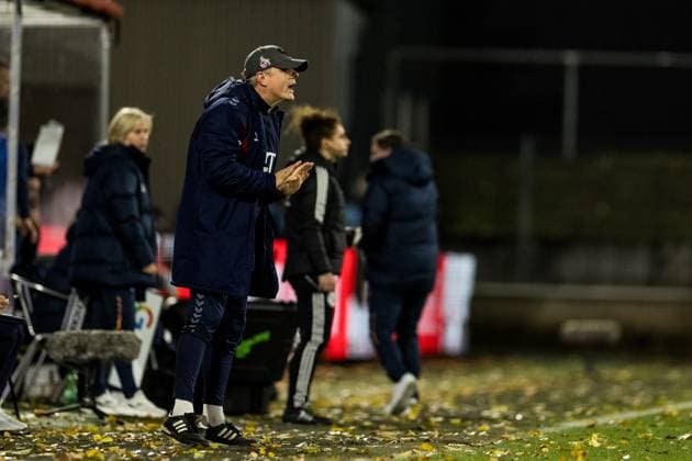 GOOGLE Pixel Frauen-Bundesliga: 1. FC Koeln - TSG Hoffenheim; 13.11.2023 Daniel Weber (Trainer 1. FC Koeln) bruellt GOOGLE Pixel Frauen-Bundesliga: 1. FC Koeln - TSG Hoffenheim, Koeln, Franz-Kremer-Stadion DFB REGULATIONS PROHIBIT ANY USE OF PHOTOGRAPHS AS IMAGE SEQUENCES AND OR QUASI-VIDEO. Copyright: xBEAUTIFULxSPORTS Wunderlx