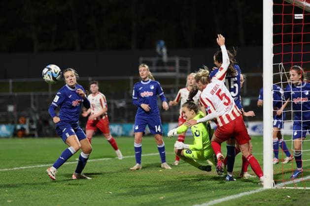 Google Pixel Frauen-Bundesliga 2023-2024, 1. FC Köln - TSG Hoffenheim Lina von Schrader (TSG, 28) wehrt Ecke ab mit Mara Alber (TSG, 11), Celina Degen (FC, 5) Köln Franz-Kremer-Stadion Nordrhein-Westfalen Deutschland