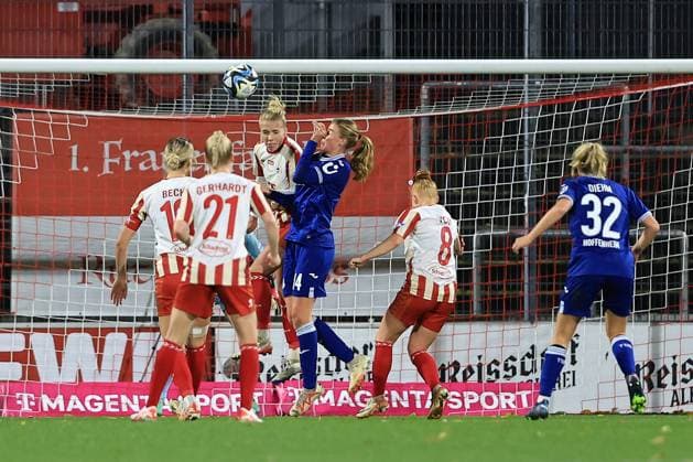 Google Pixel Frauen-Bundesliga 2023-2024, 1. FC Köln - TSG Hoffenheim Strafraumszene mit Celina Degen (FC, 5), Lisa Doorn (TSG, 14) Köln Franz-Kremer-Stadion Nordrhein-Westfalen Deutschland