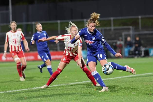 Google Pixel Frauen-Bundesliga 2023-2024, 1. FC Köln - TSG Hoffenheim Lisa Doorn (TSG, 14) klärt vor Meike Meßmer (FC, 20) Köln Franz-Kremer-Stadion Nordrhein-Westfalen Deutschland
