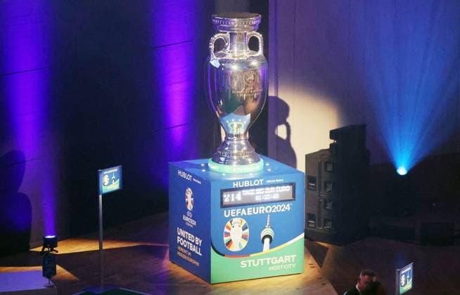 Sport Bilder des Tages 13.11.23 Podiums-Talk Vielfalt vereint!? Deutschland, Stuttgart, 13.11.2023, Fussball, UEFA EURO, EM, Europameisterschaft,Fussball 2024, Host City Stuttgart, Podiums-Talk Vielfalt vereint!? : Feature Pokal Trophäe.