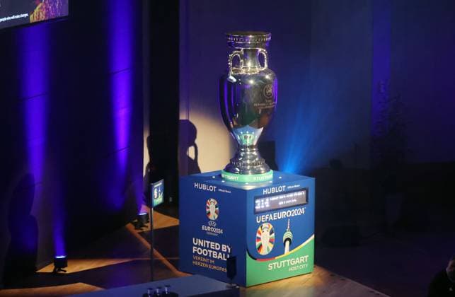 13.11.23 Podiums-Talk Vielfalt vereint!? Deutschland, Stuttgart, 13.11.2023, Fussball, UEFA EURO, EM, Europameisterschaft,Fussball 2024, Host City Stuttgart, Podiums-Talk Vielfalt vereint!? : Feature Pokal Trophäe.