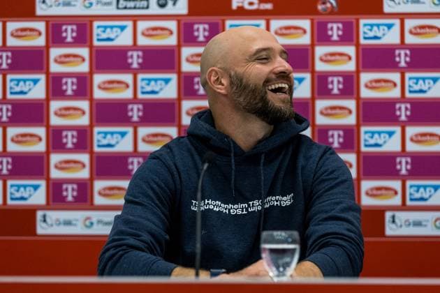 GOOGLE Pixel Frauen-Bundesliga: 1. FC Koeln - TSG Hoffenheim; 13.11.2023 Stephan Lerch (TSG Hoffenheim, Trainer) lachend in der Pressekonferenz GOOGLE Pixel Frauen-Bundesliga: 1. FC Koeln - TSG Hoffenheim, Koeln, Franz-Kremer-Stadion DFB REGULATIONS PROHIBIT ANY USE OF PHOTOGRAPHS AS IMAGE SEQUENCES AND OR QUASI-VIDEO. Copyright: xBEAUTIFULxSPORTS Wunderlx